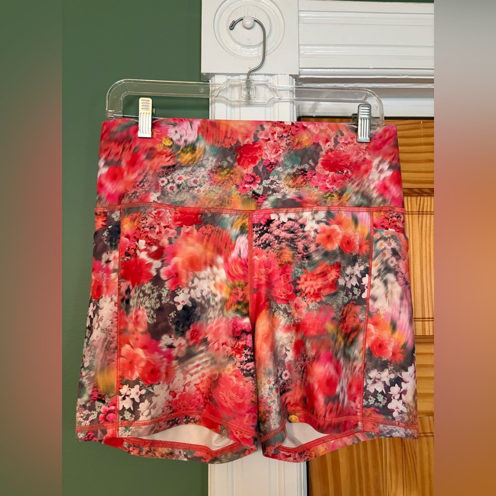 Athleta Salutation Stash 5” Floral Shorts - Picture 2 of 3